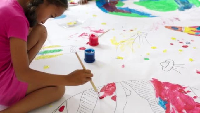 在项目的初等课程中为小学生在画布上绘画，绘画和艺术。多样化的孩子在学习地球和创造力的同时具有创造力和