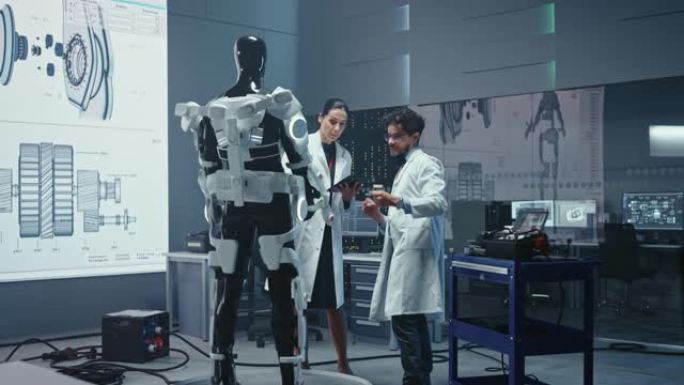 在机器人技术发展方面: 国际工程师和科学家团队致力于机器人外骨骼原型。设计动力外衣以帮助残疾人步行辛