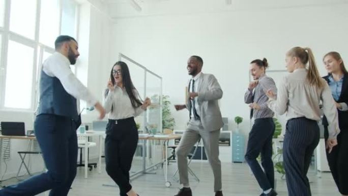 多民族年轻人在办公室跳舞的慢动作