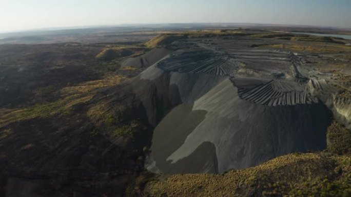 矿山废物被推入矿山环境的鸟瞰图