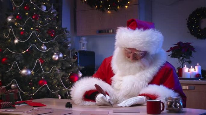 圣诞老人正在写一封信，坐在客厅的餐桌旁，在圣诞树旁边。