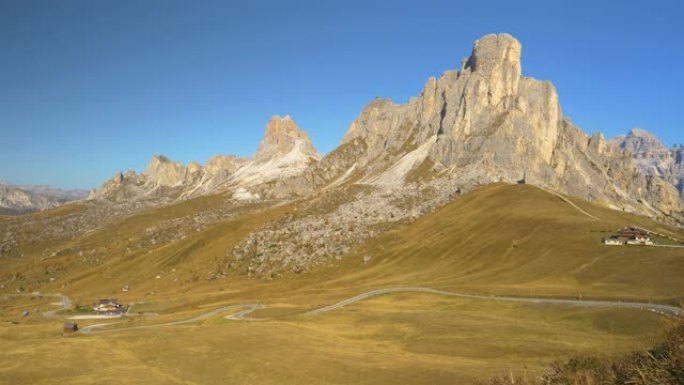 在阳光明媚的秋天，很少有游览白云岩的旅游车驶向帕索·乔 (Passo Giau)。