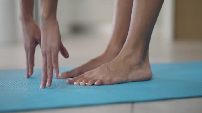 4k视频片段，一名妇女在家中练习瑜伽动作