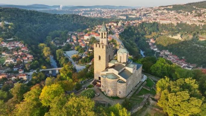 在保加利亚Veliko Tarnovo山上的阿森松大教堂周围飞行。Veliko Tarnovo镇的航