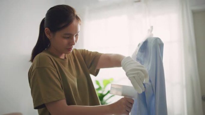 女人在家使用流光熨斗