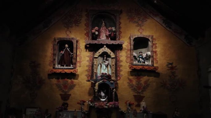在南美洲阿根廷Jujuy省Susques的一个安第斯小型教堂内的祭坛。