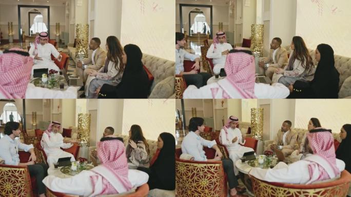 沙特阿拉伯首席执行官在利雅得酒店休息室与业务团队交谈