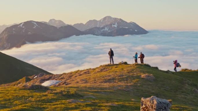 SLO MO徒步旅行者群在山顶上欣赏美景