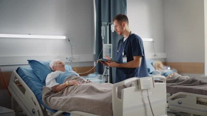 医院病房: 友好的男护士对卧床休息的老年患者放心地交谈。医生或医师使用平板电脑，进行检查，老人手术成