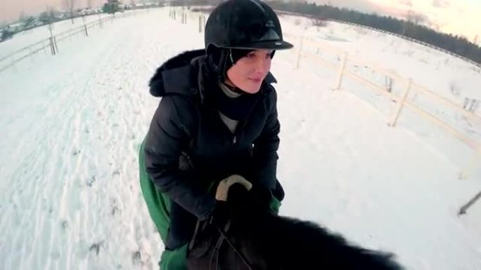 年轻女子和大黑马在雪地上疾驰