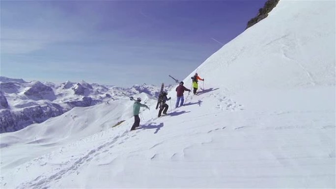 空中: 滑雪者爬坡，背着滑雪板