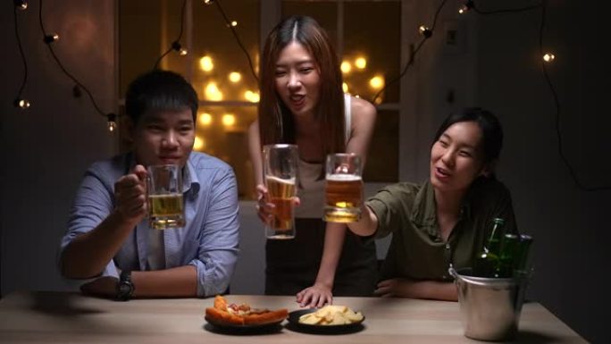 一群喝啤酒的人在家中与朋友在笔记本电脑上进行虚拟聚会，社交距离