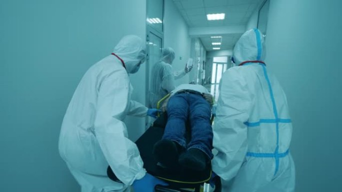 冠状病毒大流行概念。穿着防护服的医生将一名男子抬到担架上。