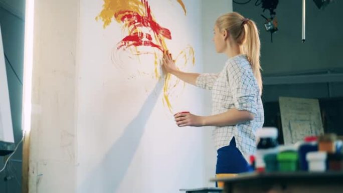 一位女性用手绘画的艺术治疗课程