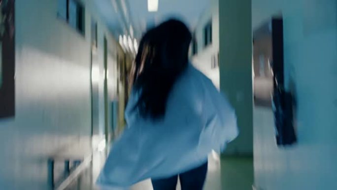 TS女急诊室医生在医院走廊上奔跑