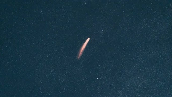 星空背景上的飞行彗星。超失效