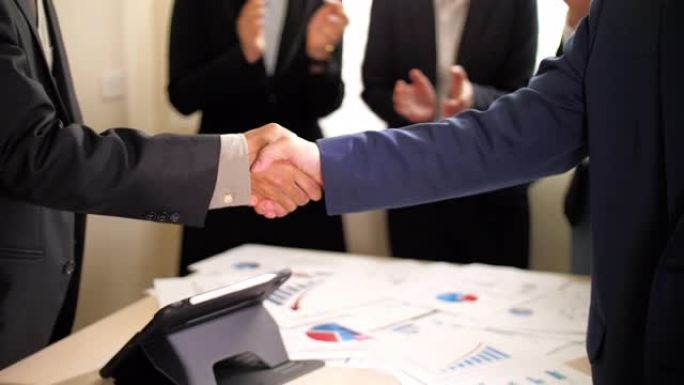 投资者用签字文件握手