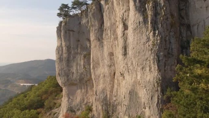无人机: 在秋天的美好一天，男子在Crni Kal爬上具有挑战性的岩壁