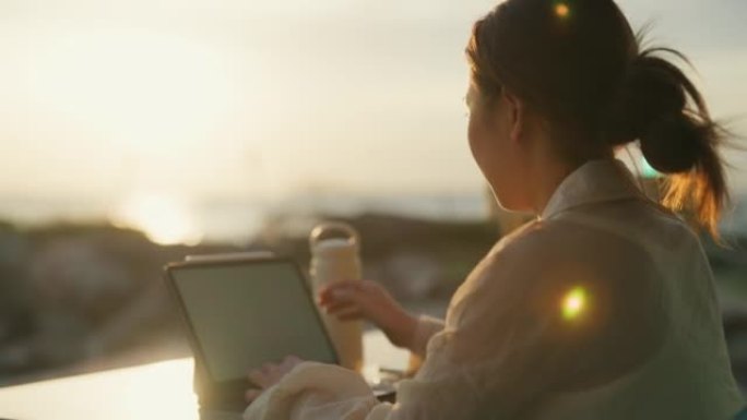 在社交媒体上分享夏日。