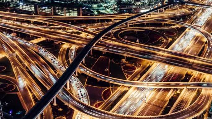阿联酋迪拜夜间立交桥和城市交通的T/L ZO鸟瞰图