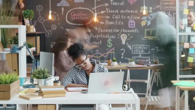缩小商务男女使用笔记本电脑和在创意办公室交谈的时间间隔