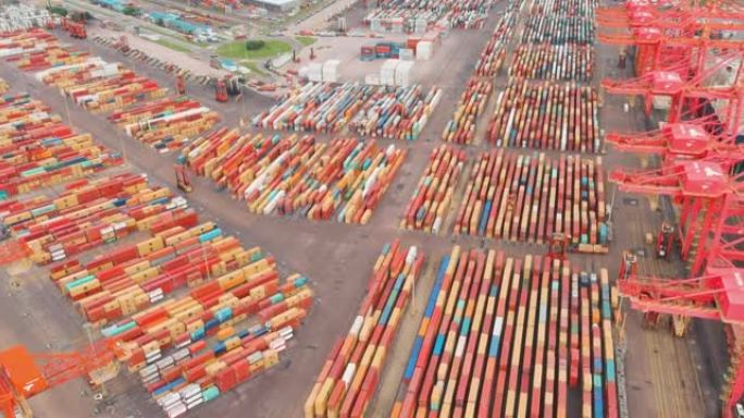 在南非德班港，成千上万的集装箱在码头上等待装载到集装箱船上的鸟瞰图