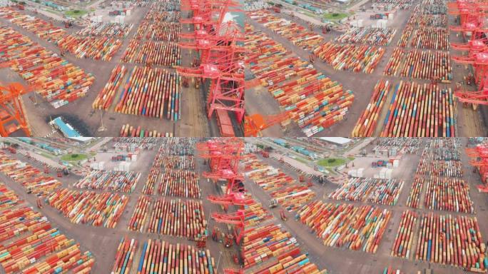 在南非德班港，成千上万的集装箱在码头上等待装载到集装箱船上的鸟瞰图