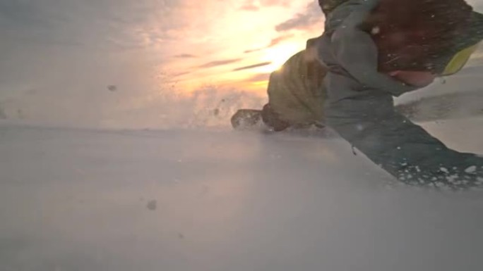 超级SLO MO滑雪者在下坡时喷洒积雪