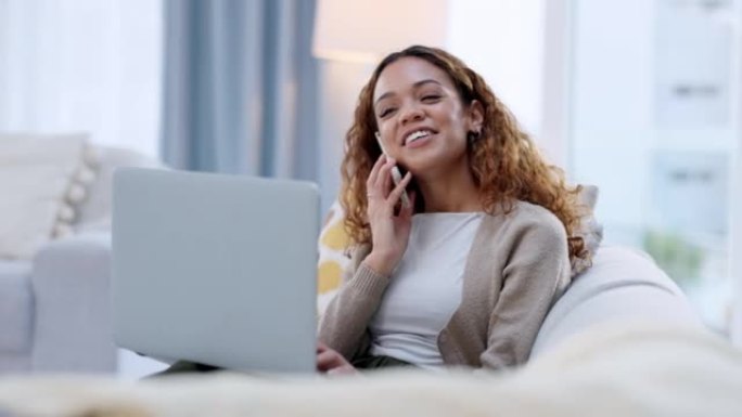 年轻女子接电话，用笔记本电脑上网。开朗，时尚和前卫的女性在沙发上放松，在电话中聊天并在家中舒适地在线