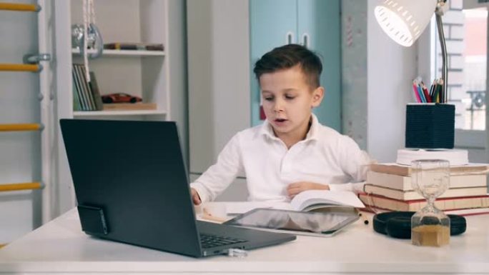 一个男孩在家时在网上上课时说话