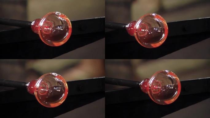 玻璃制造商工匠将熔融玻璃塑造成精细的水晶产品，手工吹制玻璃的艺术。特写。4k分辨率。