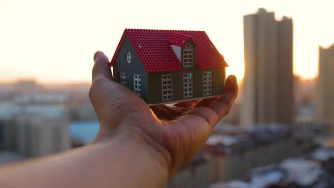 手工展示房屋模型房地产债务