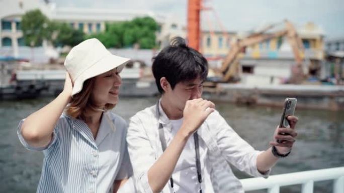 年轻夫妇在曼谷的城市景观中自拍