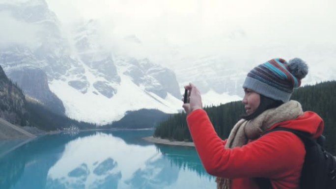 在加拿大艾伯塔省班夫国家公园的冰碛湖游览的亚洲女性旅行者