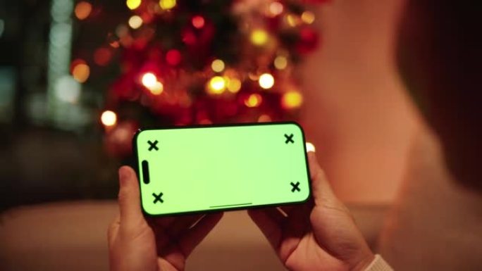 在圣诞树背景上使用手机绿屏