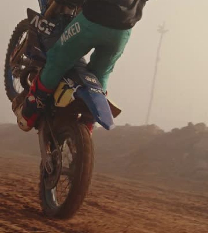 摩托克罗斯人、摩托车和越野骑手在沙漠灰尘中的沙土上的后视图。无所畏惧的驾驶员，摩托车性能和运动比赛，
