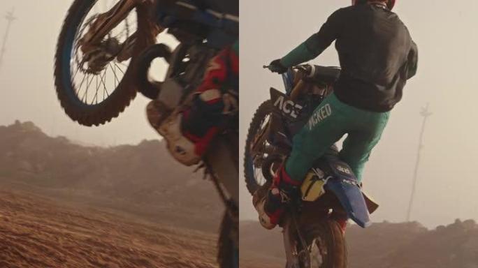 摩托克罗斯人、摩托车和越野骑手在沙漠灰尘中的沙土上的后视图。无所畏惧的驾驶员，摩托车性能和运动比赛，