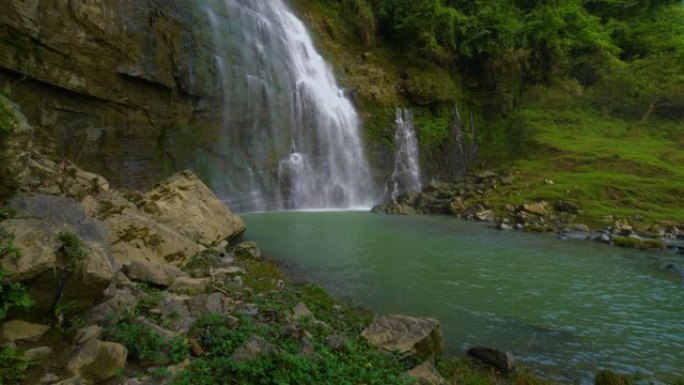 美丽的瀑布青苔苔藓山石岩石悬崖峭壁