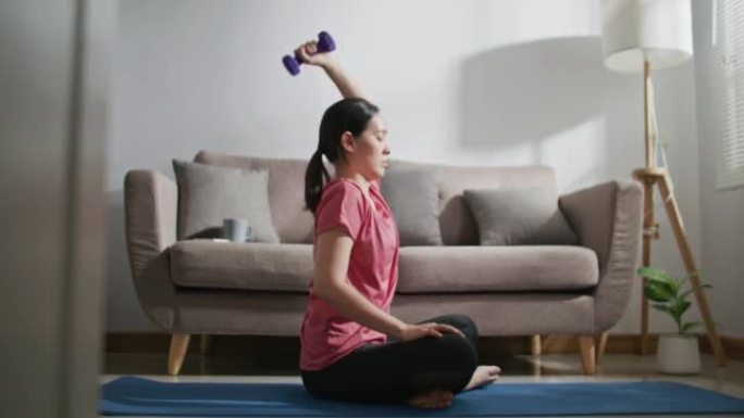 女人在家锻炼瑜伽居家瑜伽健身健康美女外国