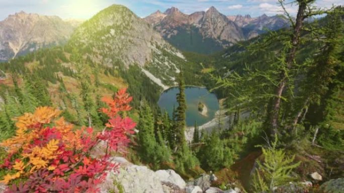 红黄的叶子在强大的山峰的背景。美国北喀斯喀特国家公园的山脉和湖泊。山里的秋天。美利坚合众国的性质，万