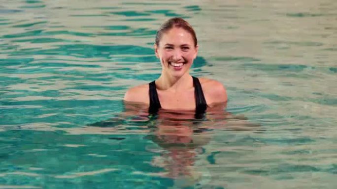 在游泳池里做水上有氧运动的健康女人