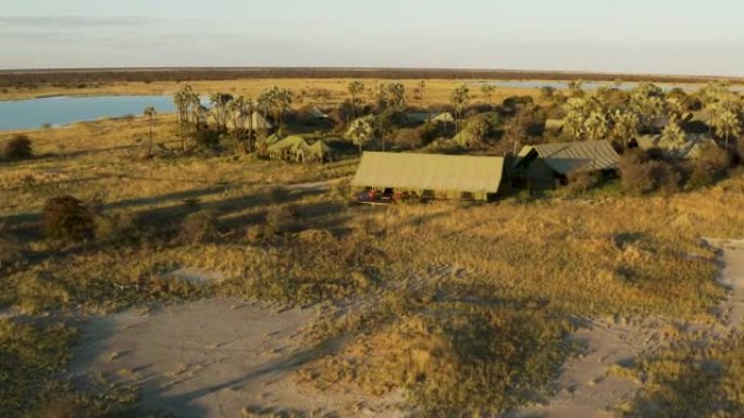 博茨瓦纳Makgadikgadi平底锅上的野生动物园小屋杰克营地带游泳池的私人帐篷的空中变焦