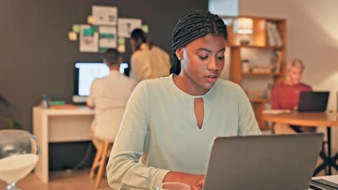 办公室笔记本电脑，打字或黑人妇女评论社交网络反馈，客户体验或电子商务网站。品牌监测数据，研究报告或从
