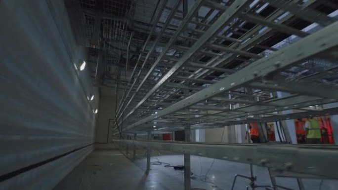 现代发电厂内的走廊
