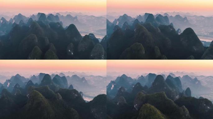 桂林喀斯特峰林在日出的灯光下，非常奇妙