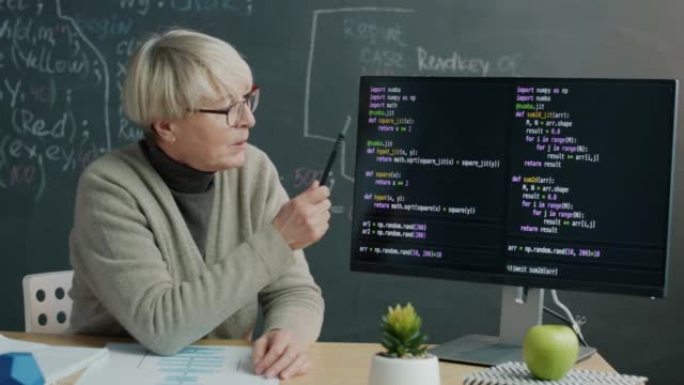 编程学校老师在信使中的视频课程中解释指向计算机屏幕并讲话的软件编码