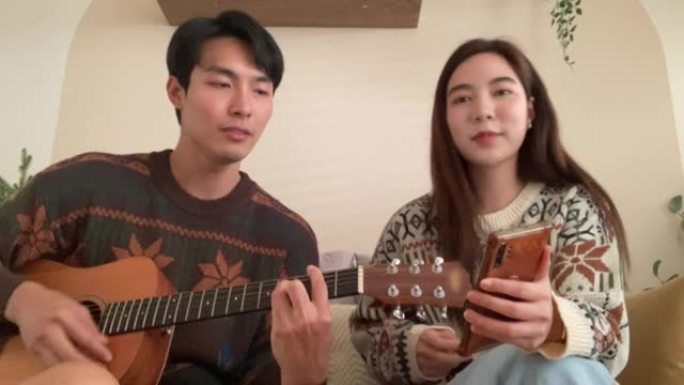 年轻夫妇在客厅一起唱歌玩得开心