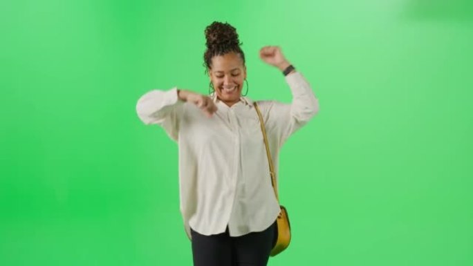 绿屏背景: 超级快乐的黑人女人走路，跳舞。一个微笑、开朗的女人的中等肖像享受着她的一天。色度键隔离模
