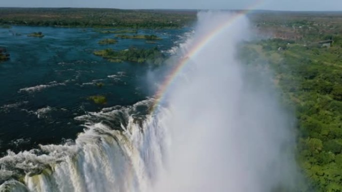 在风景秀丽的维多利亚瀑布，壮观的高空飞行俯瞰彩虹。联合国教科文组织世界遗产