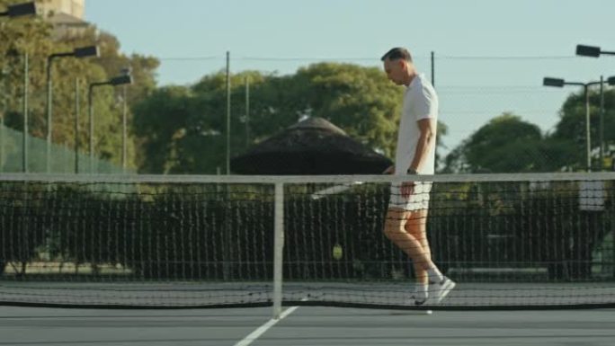 网球运动员在准备比赛时在网球场上弹跳球